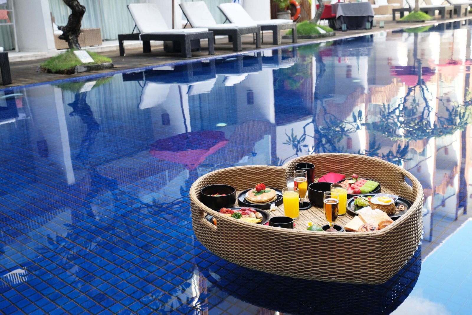 FLOATING BREAKFAST