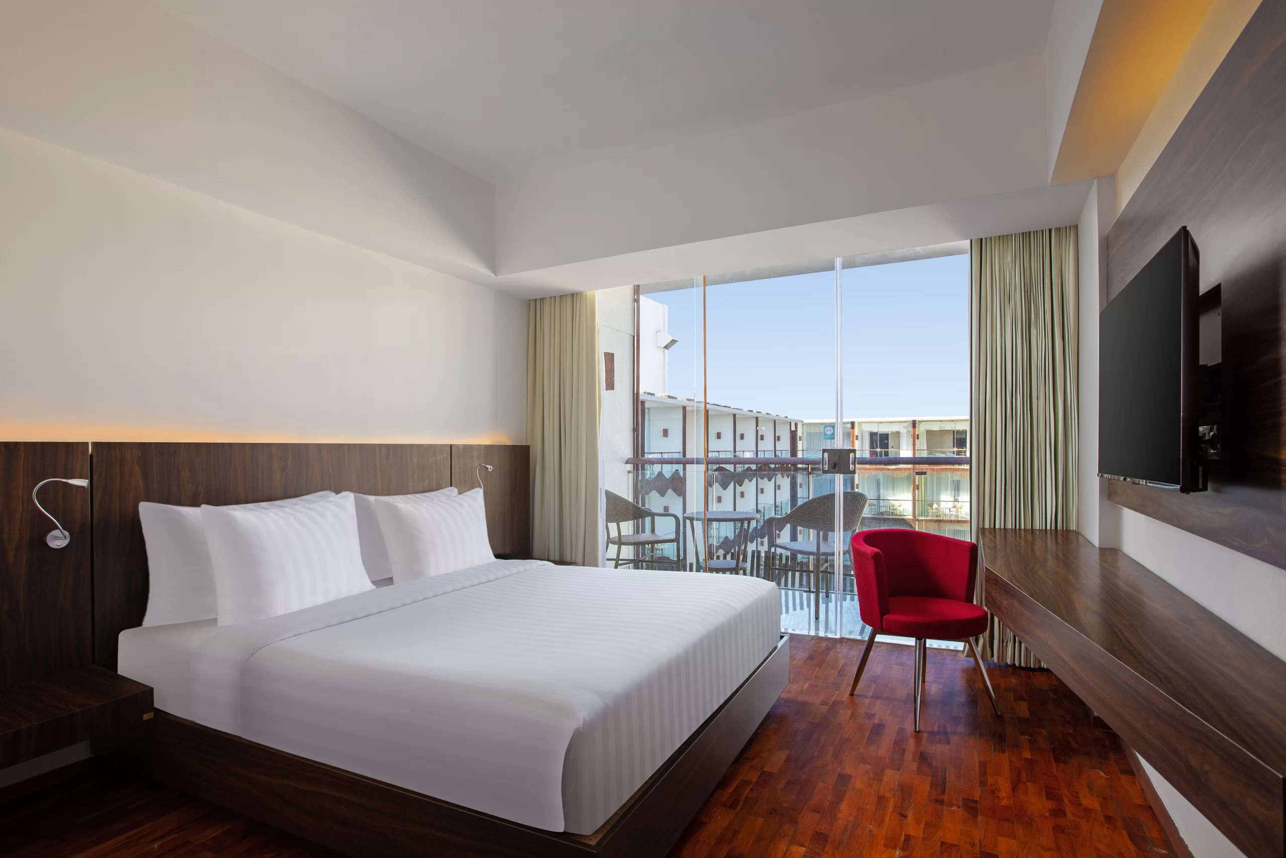 ROOMS & SUITES